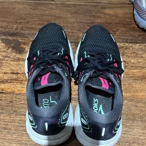 Brooks Women's Black and Pink Sneakers